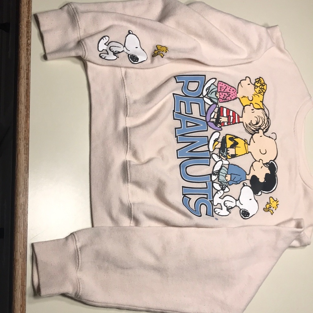 Cropped Peanuts crewneck sweatshirt.